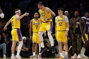 南宫体育-东契奇回归赛场，大胜首场状态亮眼，德国队观众沸腾！的简单介绍