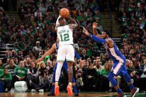 NG体育-穆古鲁扎在SKT比赛中势不可挡，出色防守引发热议！的简单介绍