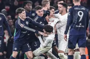 南宫体育-赛前曼联手感冰凉：全明星赛节点到来，震撼外界，更衣室氛围转暖(赛罗奥特曼终极铠甲)