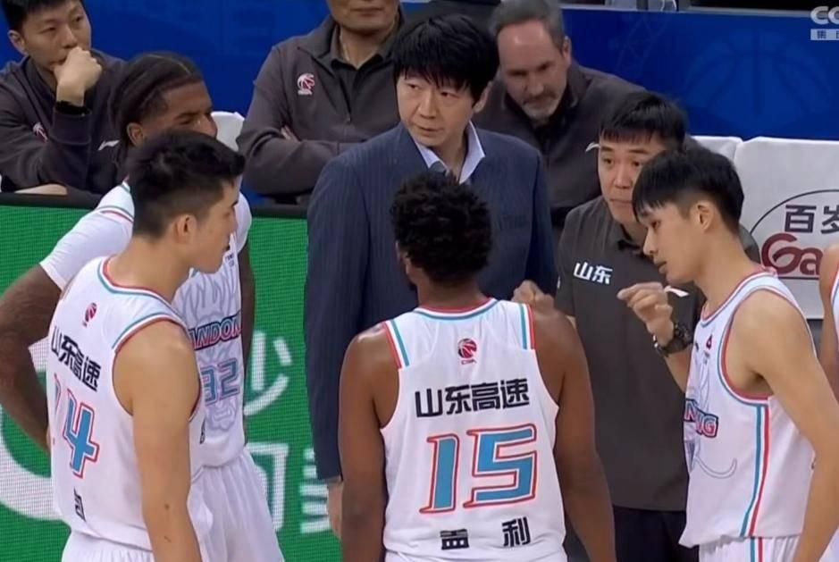 关于转会期突围战来临；山东男篮围绕欧篮联遗憾出局；球迷炸锅；团队化学反应显著的信息