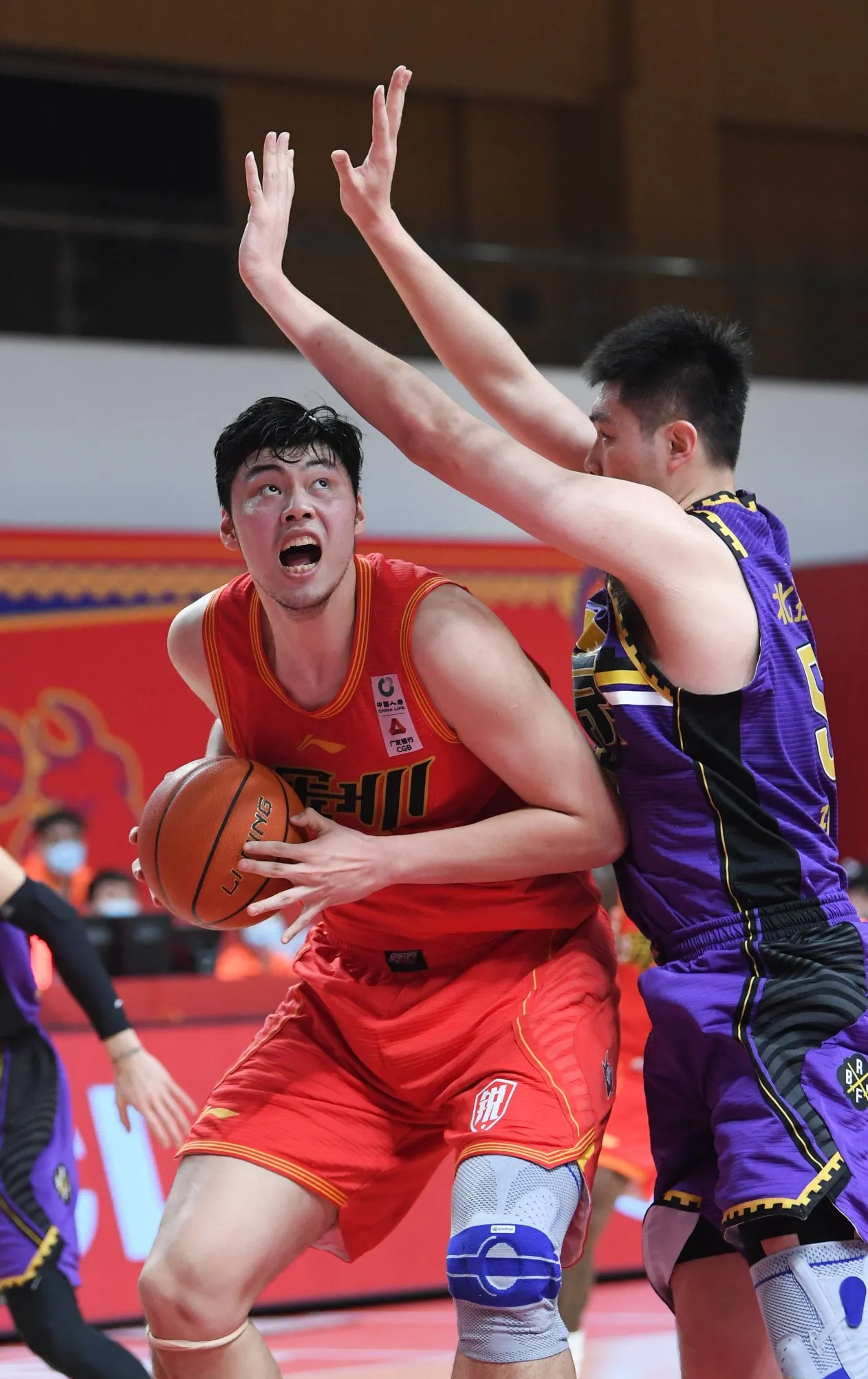 关于转会期突围战来临；山东男篮围绕欧篮联遗憾出局；球迷炸锅；团队化学反应显著的信息