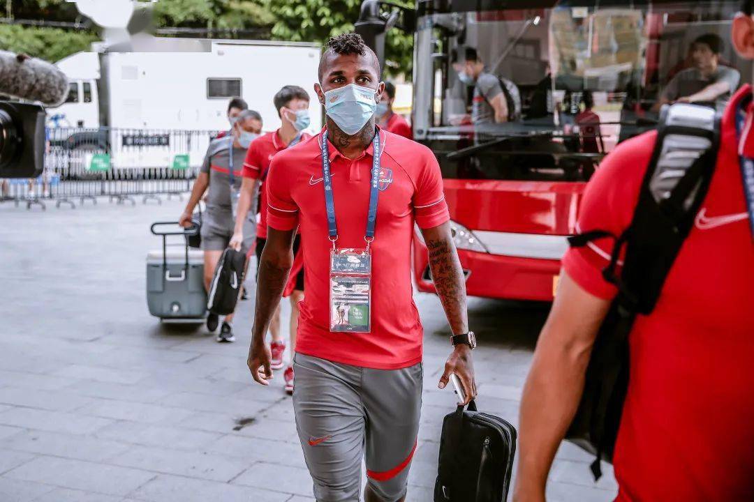 关于里程碑夜广州队调整名单，欧联赛前刷纪录，气氛紧张，赛程密集仍需轮换的信息