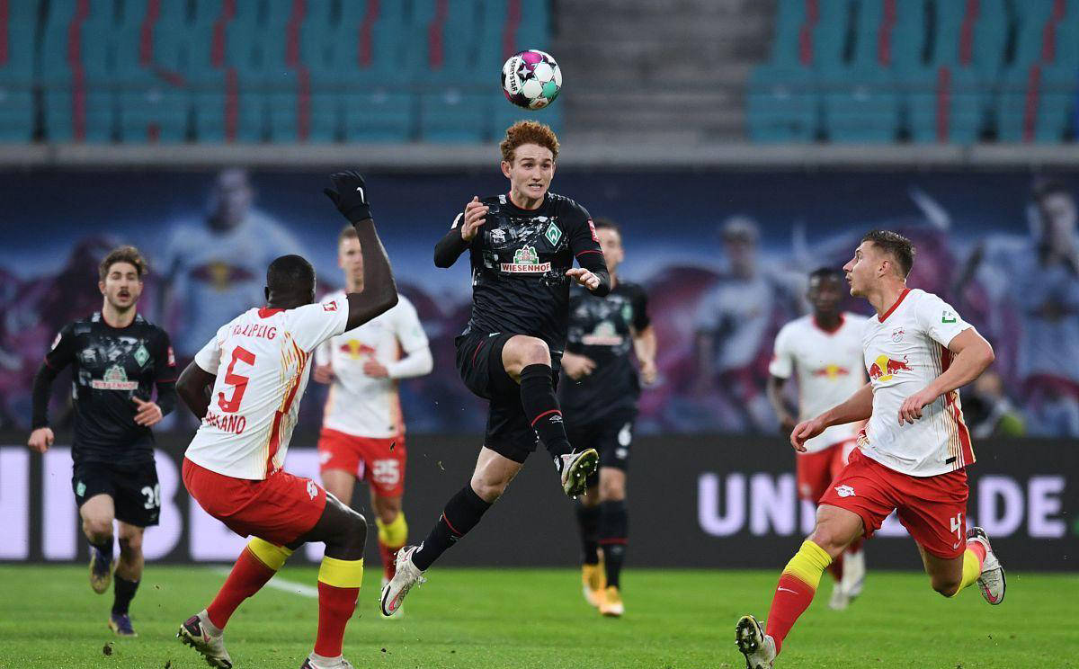 包含窗口期德甲焦点战，那不勒斯止住颓势，底气十足，轮换策略成焦点的词条