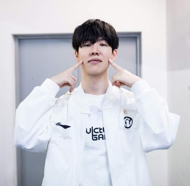 Rookie爆冷击败DWG,势不可挡引爆全场!的简单介绍 Rookie爆冷击败DWG,势不可挡引爆全场!的简单介绍